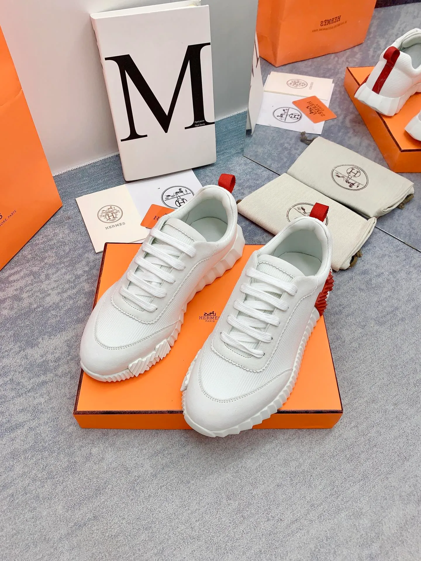 👟👟Ex-factory price 640👟👟 [Hermes] New Bouncing Couple 👫Sneakers. The most comfortable shoes from Hermès, no one else⃣️. They are very light on the feet and very beautiful. You will not feel tired when you go shopping and running around. 👍 The overall suede leather feels very good, very beautiful and very versatile. It is very light, comfortable and extremely light, suitable for both sports and leisure. It feels great to step on! 30+ men's and women's color combinations. You can choose, there will always be what you want~ ✅Fabric: Imported high mercerized sheep + original rain velvet ✅Inner: Imported silk sheepskin for lining insole ✅Outsole: Seamless combination of IP+TPU (multi-color letters) German technology irradiation machine ✅Code number: 35-41 for women and 38-46 for men (41 for women, 45.46 for men, customized and non-returnable)
